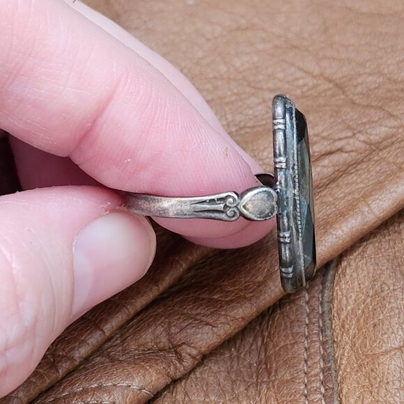 Harriet Ring / Vintage Sterling Silver Hematite Ring with Heart Engraved Band - Picture 5 of 12